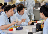 生産部(食堂での昼食風景)
