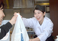 わっぱや 足柄SA下り店(笑顔で丁寧な接客)